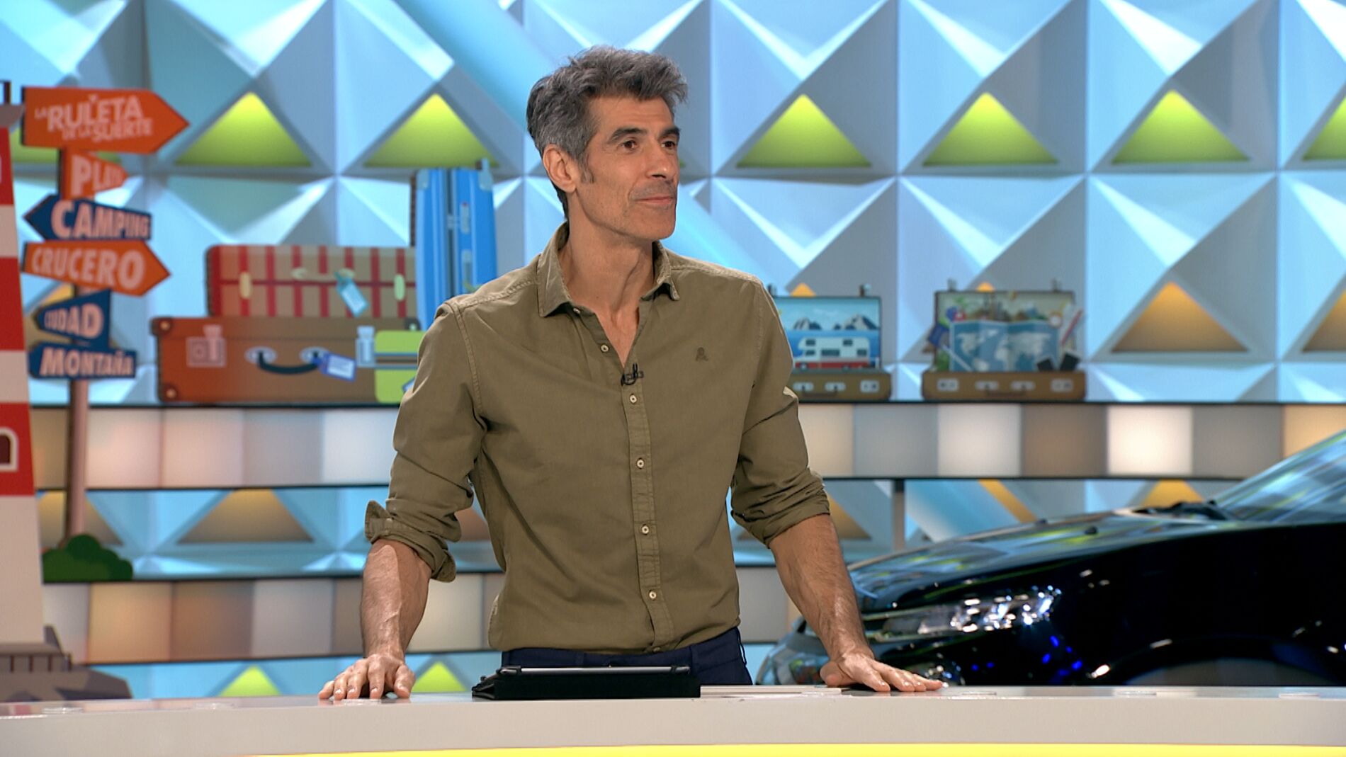 Jorge Fern&aacute;ndez resuelve el mito de hacer pis en la piscina en 'La ruleta de la suerte'