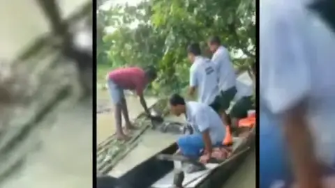 Rescate de una cría de rinoceronte en las inundaciones de India Rescate de una cría de rinoceronte en las inundaciones de India