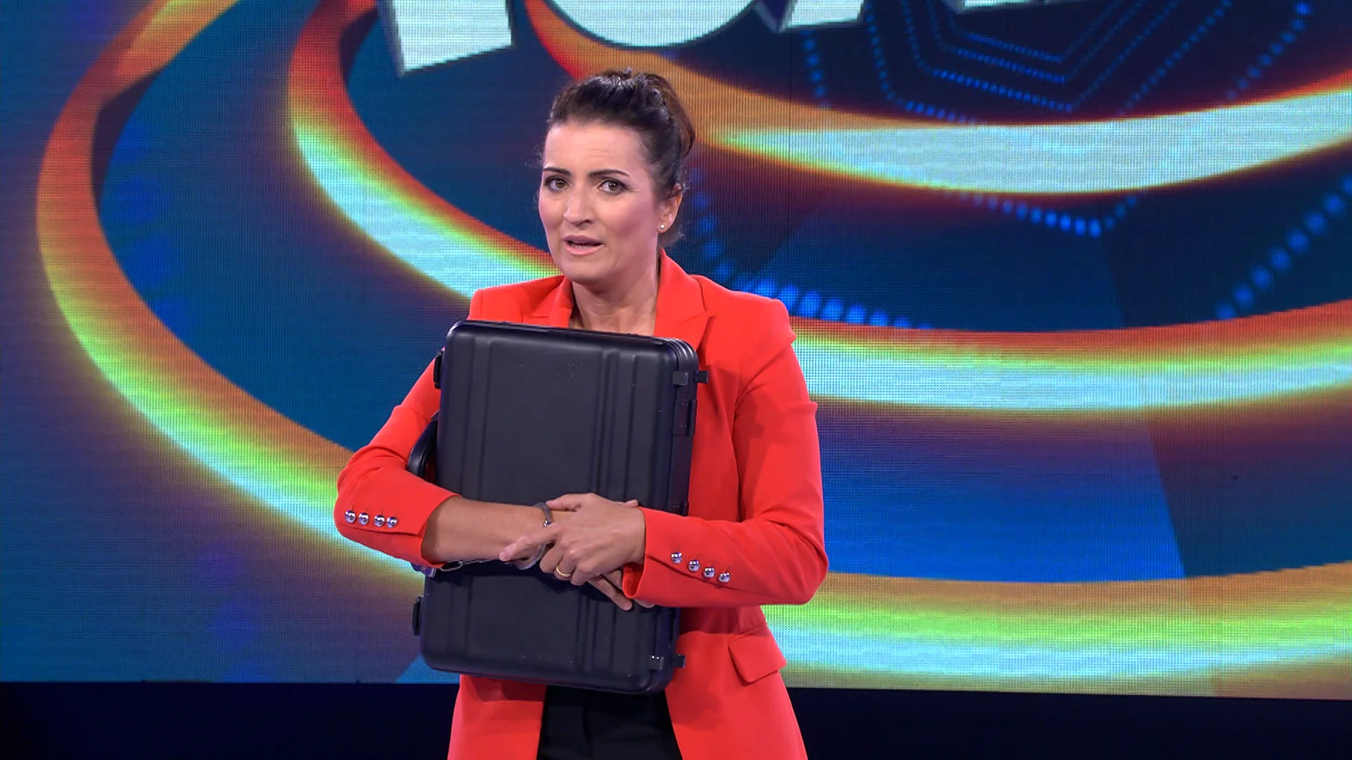 Silvia Abril, pegada al maletín de los 100.000 euros de '¡Ahora caigo!' 