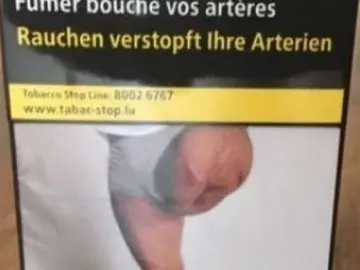 Pierna amputada en un paquete de tabaco. Pierna amputada en un paquete de tabaco.