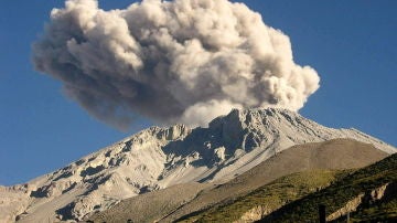 En la imagen, el volcán Ubinas de Perú