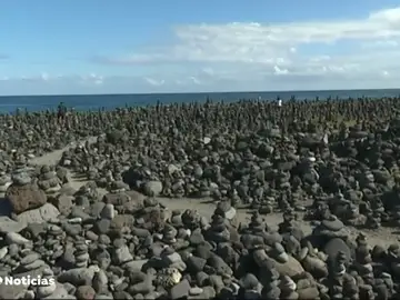 Tenerife quiere parar los túmulos levantados en sus playas Tenerife quiere parar los túmulos levantados en sus playas