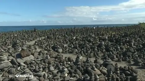Tenerife quiere parar los túmulos levantados en sus playas Tenerife quiere parar los túmulos levantados en sus playas