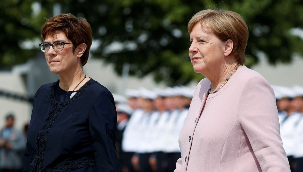 La ministra de Defensa alemana Annegret Kramp-Karrenbauer y la canciller alemana Angela Merkel