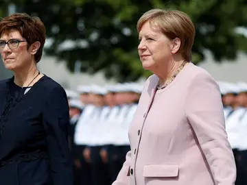 La ministra de Defensa alemana Annegret Kramp-Karrenbauer y la canciller alemana Angela Merkel La ministra de Defensa alemana Annegret Kramp-Karrenbauer y la canciller alemana Angela Merkel