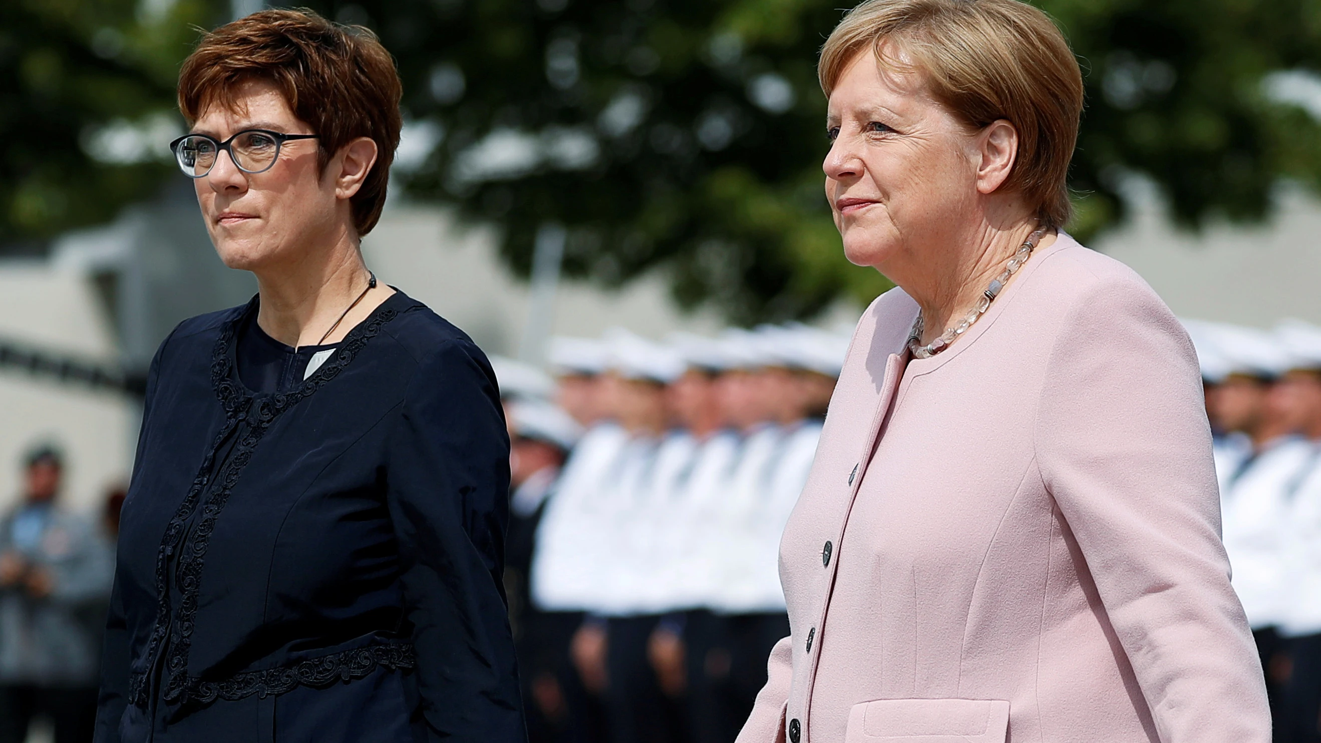 La ministra de Defensa alemana Annegret Kramp-Karrenbauer y la canciller alemana Angela Merkel La ministra de Defensa alemana Annegret Kramp-Karrenbauer y la canciller alemana Angela Merkel