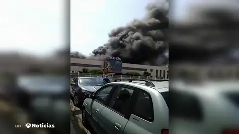 Un hombre herido en el incendio de la empresa de Grefusa en Valencia Un hombre herido en el incendio de la empresa de Grefusa en Valencia