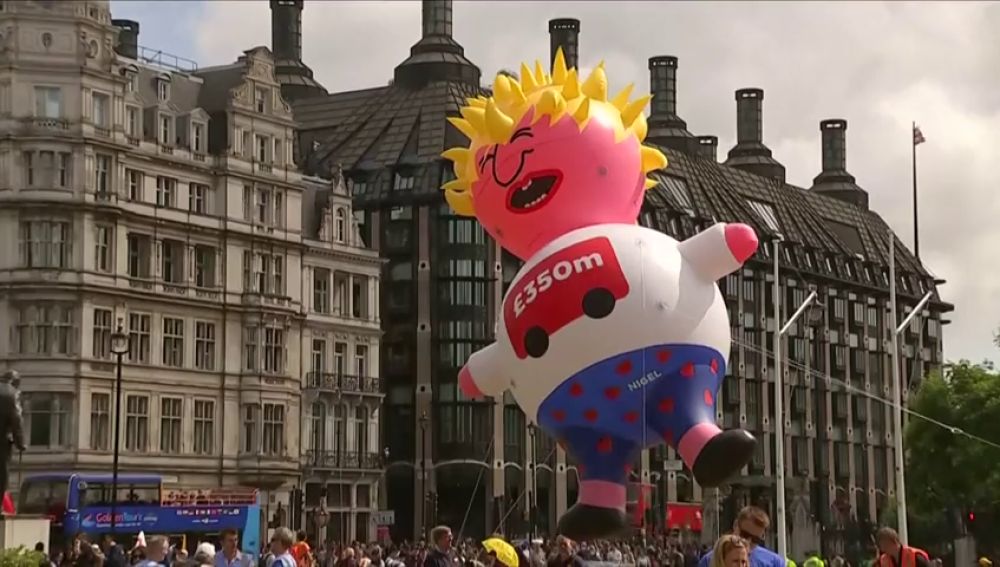 Una caricatura flotante de Boris Johnson abandera la nueva marcha contra el Brexit en Londres