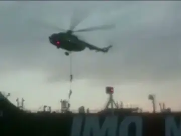 El momento en el que militares de la Guardia Revolucionaria iraní asaltan el petrolero británico en el estrecho de Ormuz El momento en el que militares de la Guardia Revolucionaria iraní asaltan el petrolero británico en el estrecho de Ormuz
