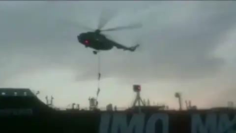 El momento en el que militares de la Guardia Revolucionaria iraní asaltan el petrolero británico en el estrecho de Ormuz El momento en el que militares de la Guardia Revolucionaria iraní asaltan el petrolero británico en el estrecho de Ormuz