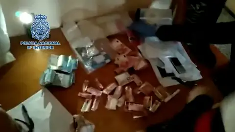 La Policía libera a seis mujeres, entre ellas una menor de 15 años, de una red de explotación sexual en Málaga La Policía libera a seis mujeres, entre ellas una menor de 15 años, de una red de explotación sexual en Málaga