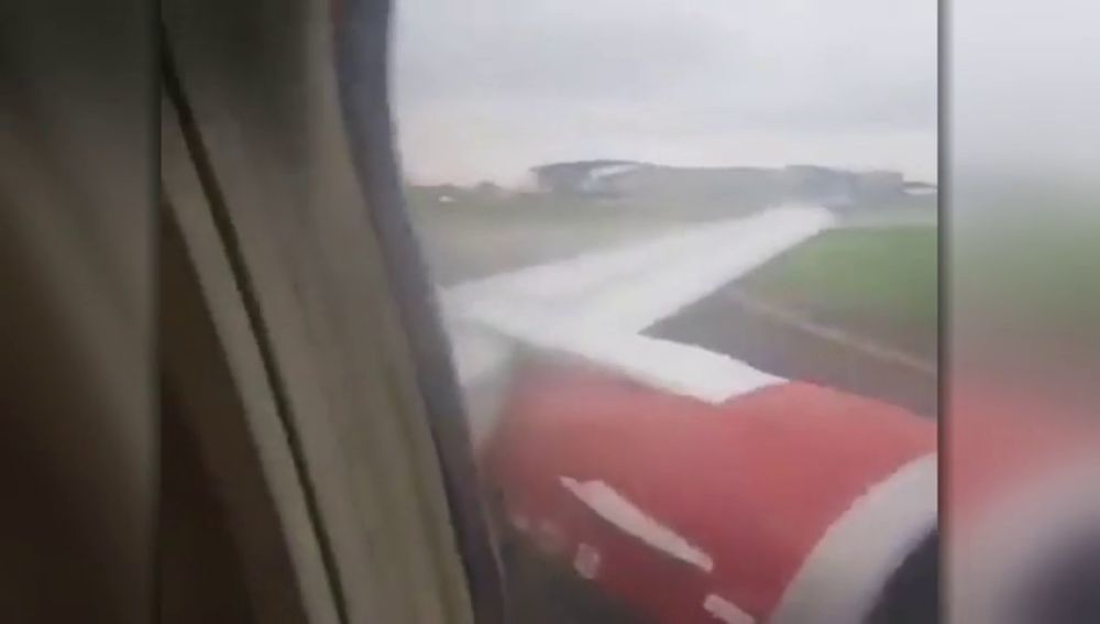 Detenido un hombre que saltó sobre el ala de un avión minutos antes de despegar