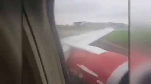 Detenido un hombre que saltó sobre el ala de un avión minutos antes de despegar Detenido un hombre que saltó sobre el ala de un avión minutos antes de despegar