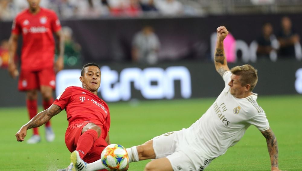 Thiago Alcántara y Kroos en la disputa de un balón durante el partido