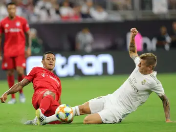 Thiago Alcántara y Kroos en la disputa de un balón durante el partido Thiago Alcántara y Kroos en la disputa de un balón durante el partido