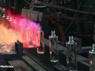 De una fábrica de vidrio de Segovia salen los frascos de perfumes de medio mundo