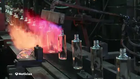 De una fábrica de vidrio de Segovia salen los frascos de perfumes de medio mundo De una fábrica de vidrio de Segovia salen los frascos de perfumes de medio mundo