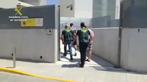 Dos detenidos por apropiarse de 200.000 euros de una anciana de 97 años a la que fingían cuidar Dos detenidos por apropiarse de 200.000 euros de una anciana de 97 años a la que fingían cuidar