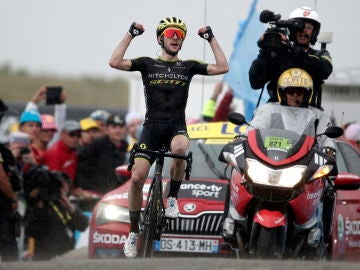 Simon Yates celebra su segundo triunfo de etapa en el Tour de Francia