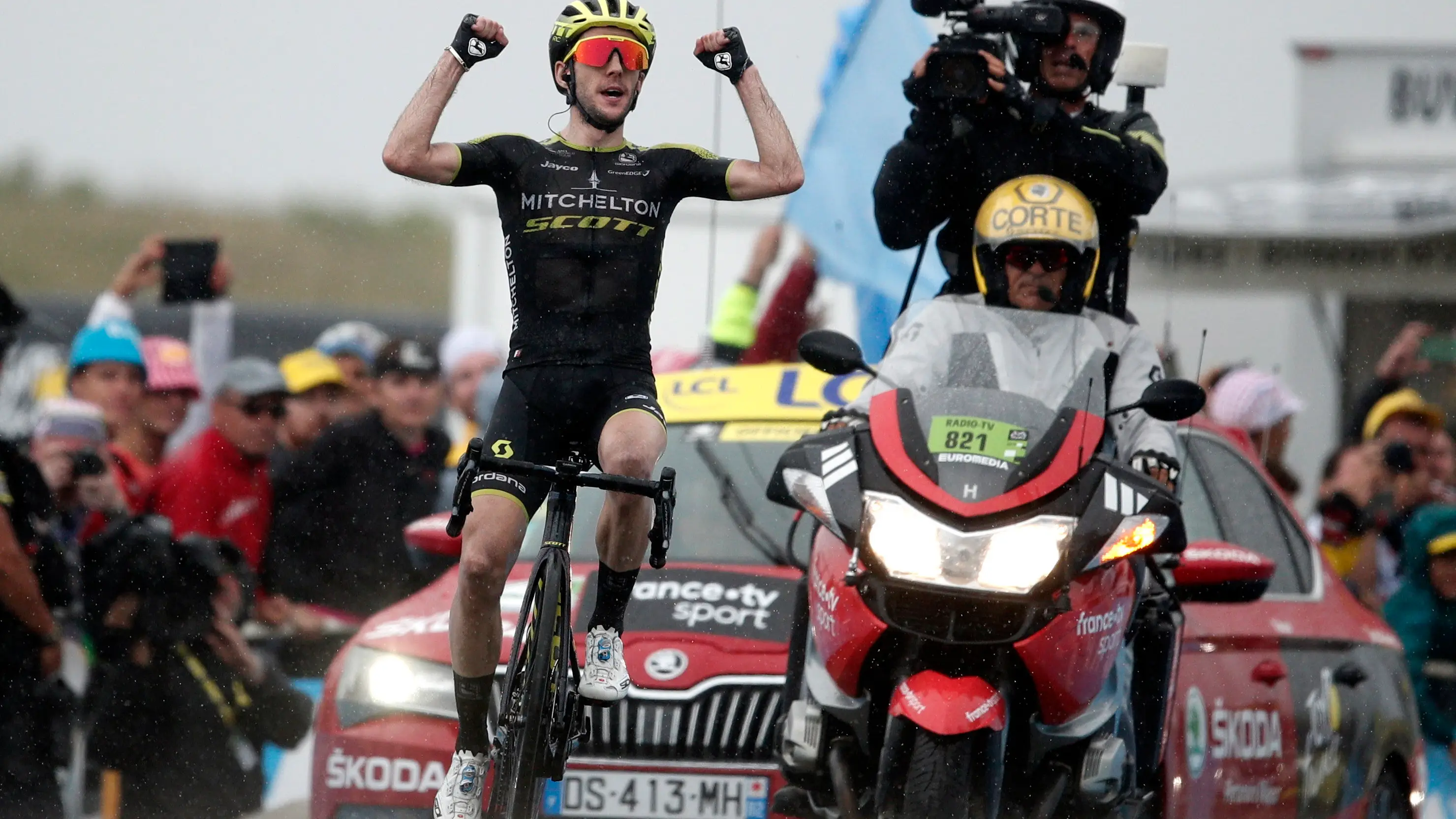 Simon Yates celebra su segundo triunfo de etapa en el Tour de Francia