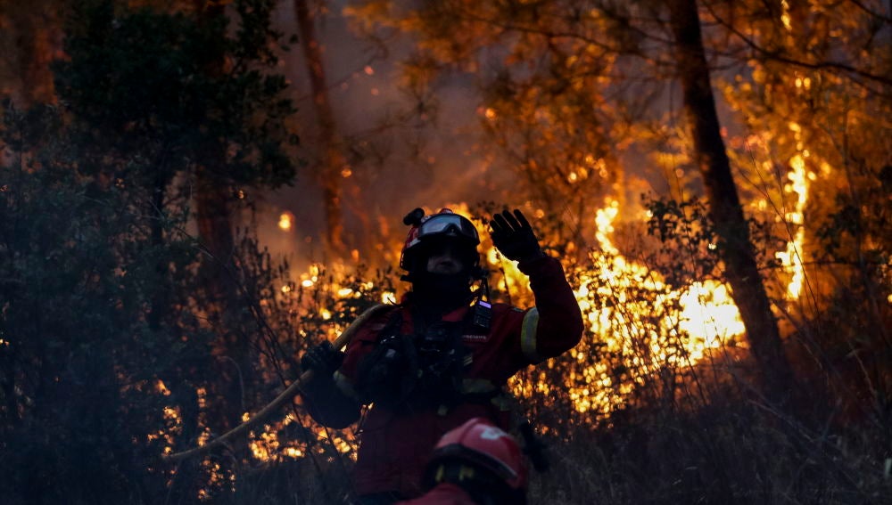 Bomberos trabajando en las labores de extinción en Portugal 