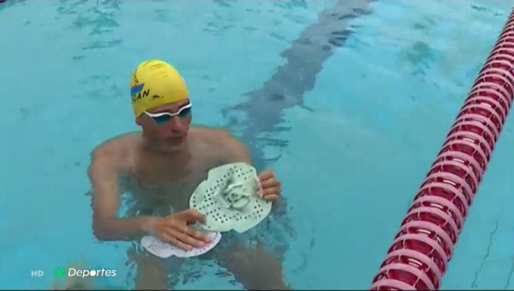 La bonita inicitativa de Carlos Sosa: crear palas de natación con plástico reciclable para la lucha contra el cáncer 