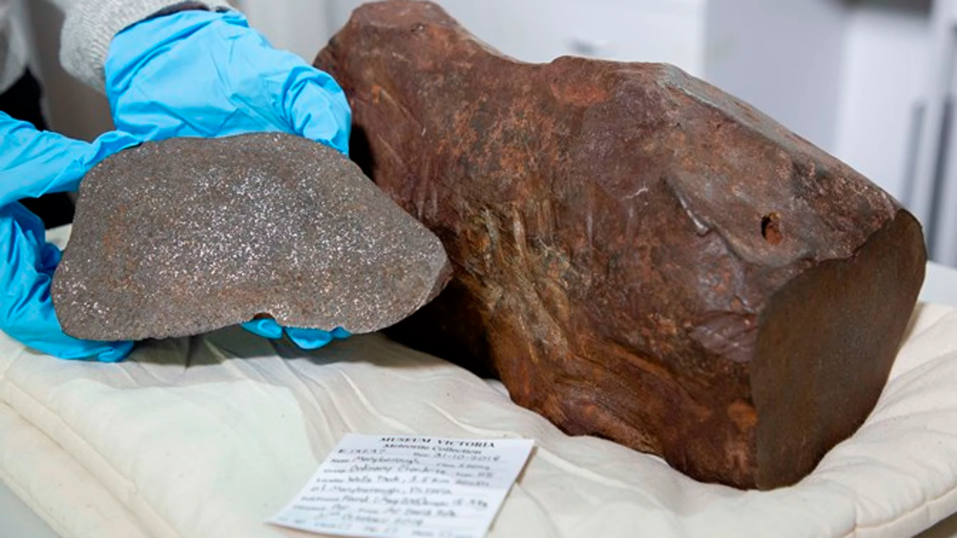 Un hombre guarda una meteorito creyendo que tenía oro Un hombre guarda una meteorito creyendo que tenía oro