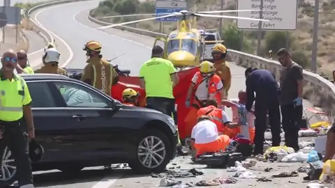 Mueres tres personas, entre ellas un niño de dos años, en un accidente en El Campello Mueres tres personas, entre ellas un niño de dos años, en un accidente en El Campello