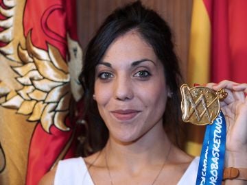 Cristina Ouviña posando con la medalla de campeona de Europa 