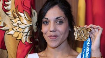Cristina Ouviña posando con la medalla de campeona de Europa 