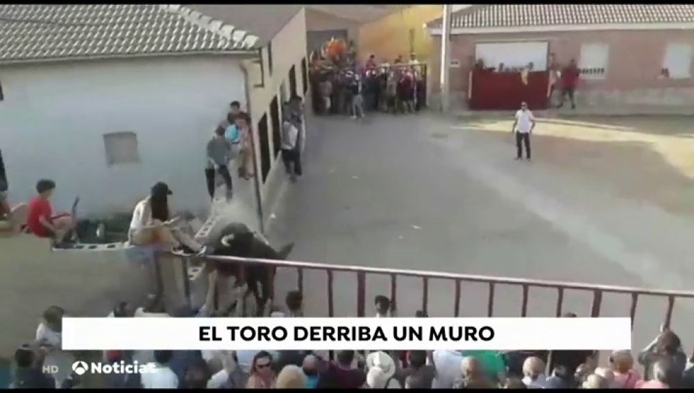 Cinco heridos tras chocar un toro contra un muro donde se encontraban subidos