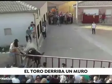 Cinco heridos tras chocar un toro contra un muro donde se encontraban subidos Cinco heridos tras chocar un toro contra un muro donde se encontraban subidos