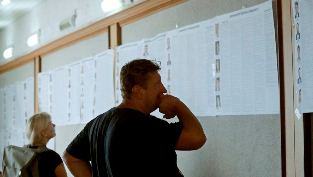 Ucrania vuelve a las urnas en unas elecciones parlamentarias que buscan reforzar el poder de Zelenski