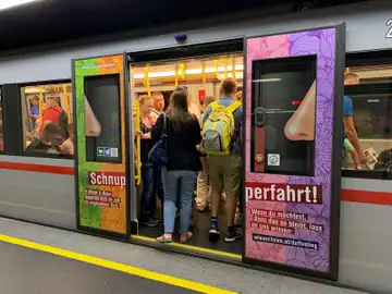 Metro de Viena perfumado y decorado con colores característicos Metro de Viena perfumado y decorado con colores característicos