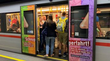 Metro de Viena perfumado y decorado con colores característicos
