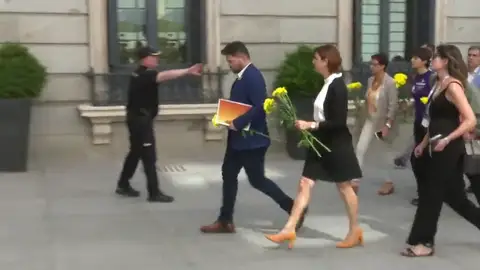 Los diputados de ERC entran al Congreso con flores amarillas Los diputados de ERC entran al Congreso con flores amarillas