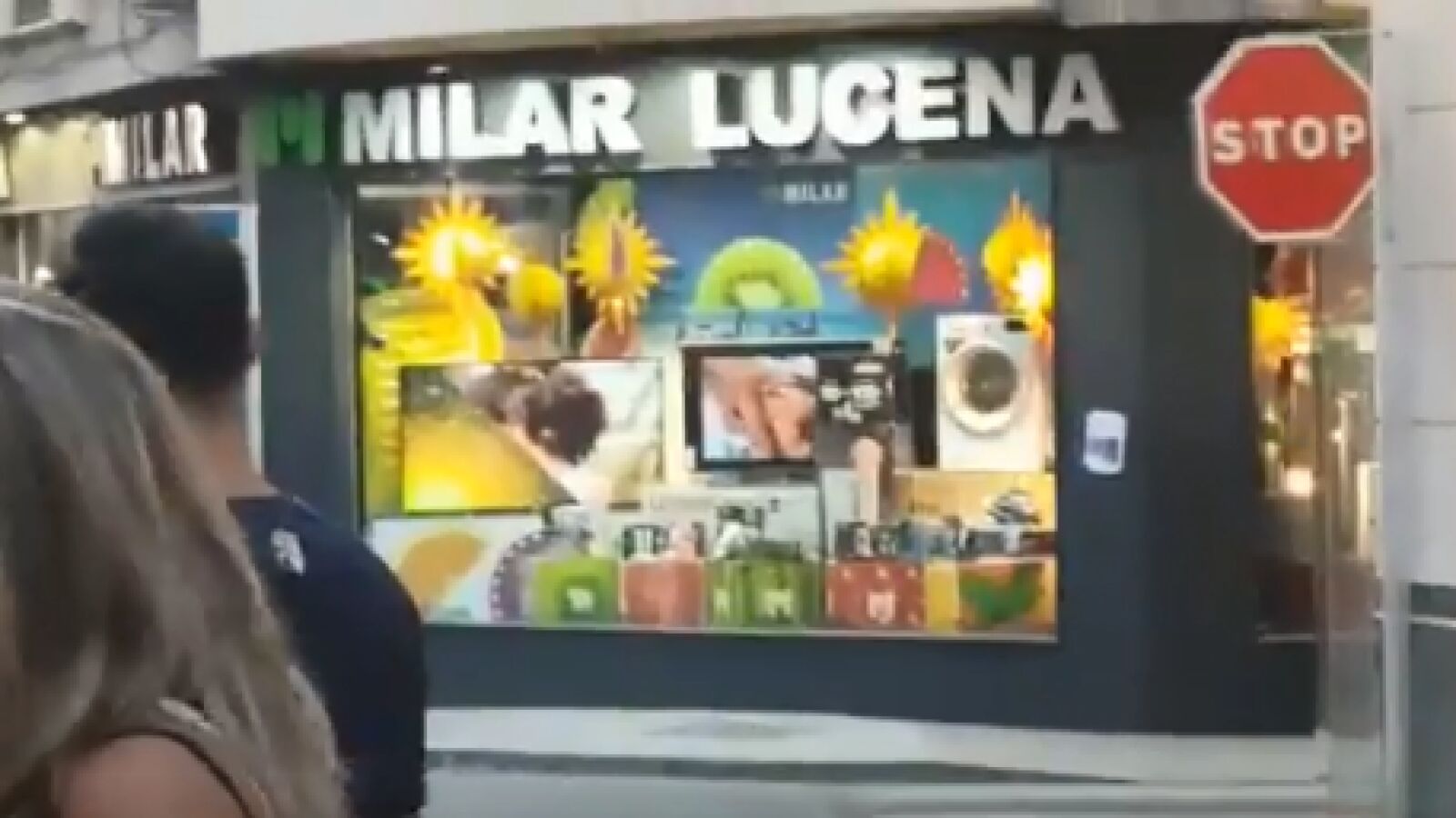 'Hackean' las pantallas de la tienda Milar en Lucena y reproducen vídeos porno en su escaparate