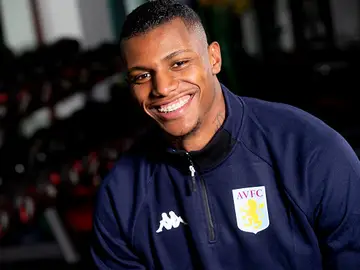 Wesley Moraes con las enseñas del Aston Vila Wesley Moraes con las enseñas del Aston Vila