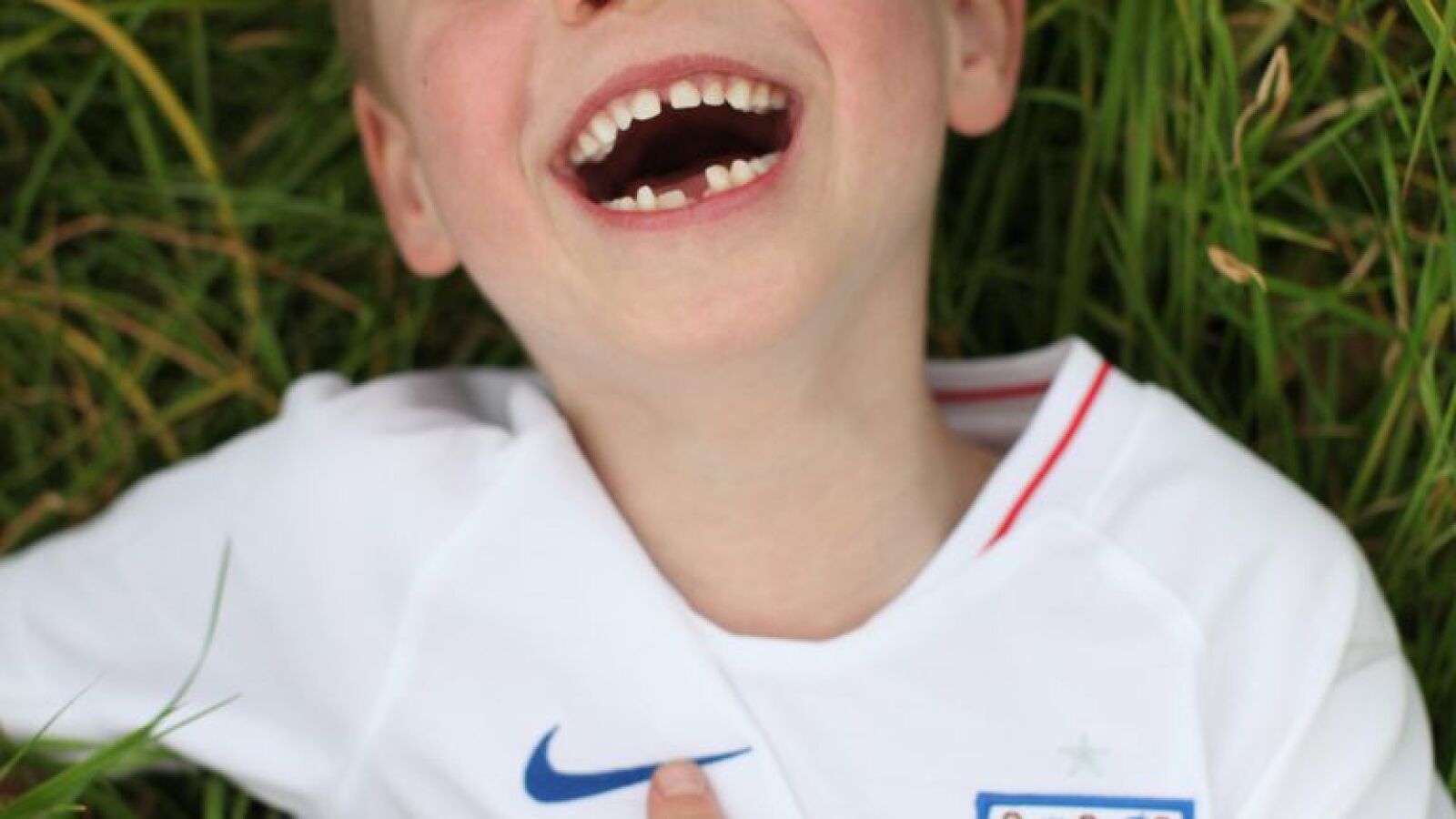 El príncipe Jorge cumple 6 años y lo celebra con la camiseta de Inglaterra