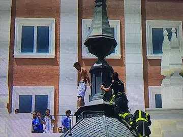 Imagen del joven que amenaza con tirarse desde Gran Vía Imagen del joven que amenaza con tirarse desde Gran Vía