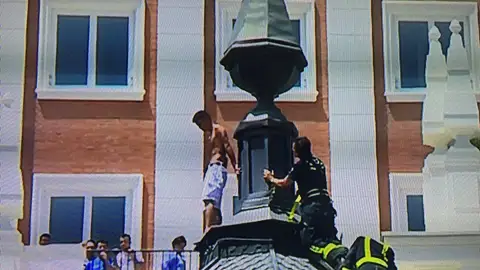 Imagen del joven que amenaza con tirarse desde Gran Vía Imagen del joven que amenaza con tirarse desde Gran Vía