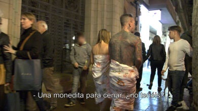 Lidia y Dani piden limosna en la calle