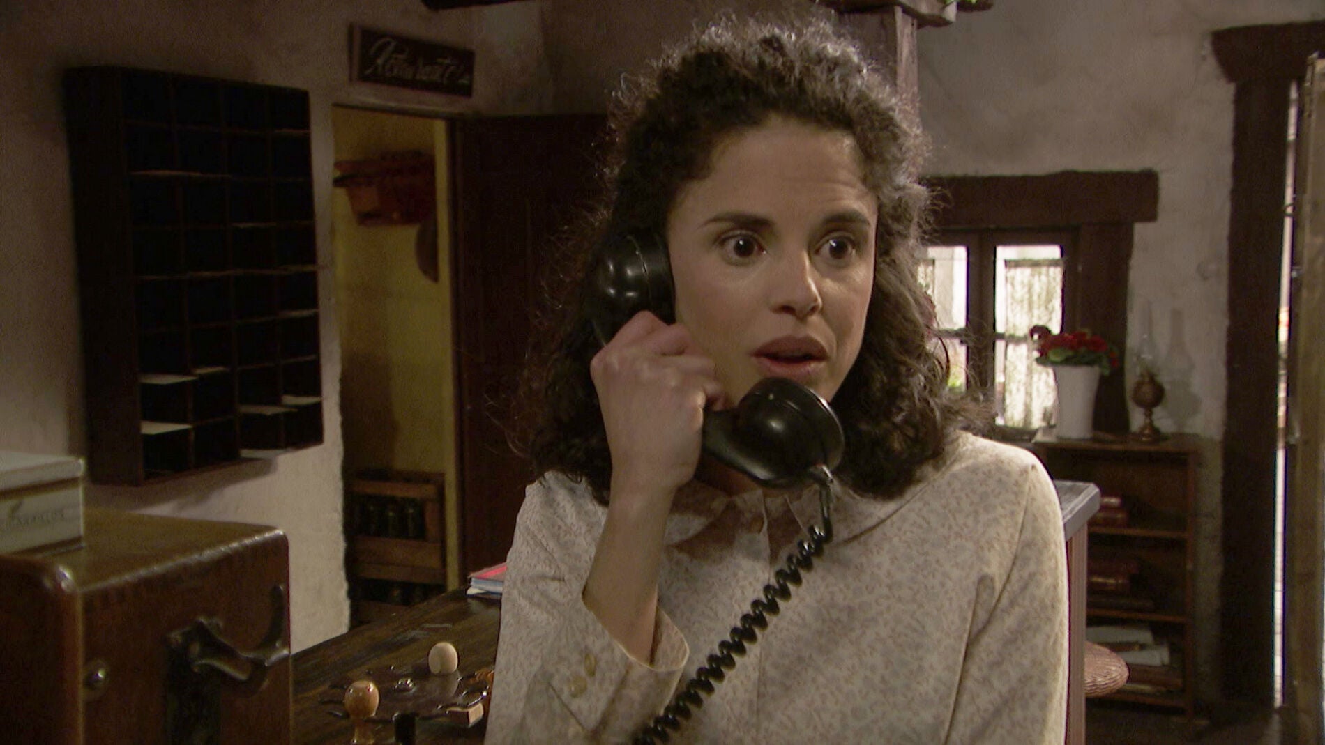  Avance 'El secreto de Puente Viejo': Esther hace una intrigante llamada: "Aún no he conseguido lo que venía a buscar".