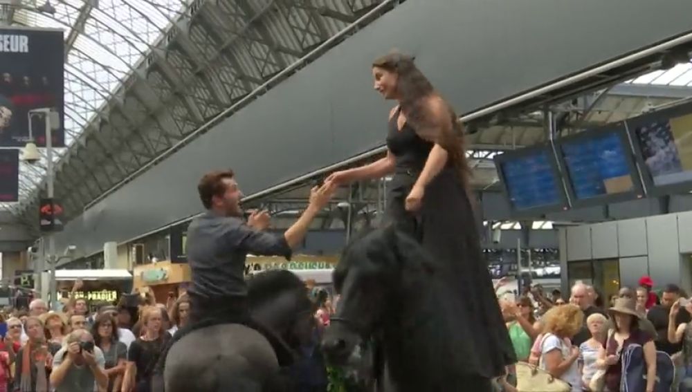 Dos actores se pasean a caballo por los andenes y establecimientos del metro de París