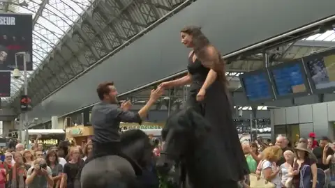 Dos actores se pasean a caballo por los andenes y establecimientos del metro de París Dos actores se pasean a caballo por los andenes y establecimientos del metro de París