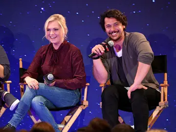 Eliza Taylor y Bob Morley Eliza Taylor y Bob Morley