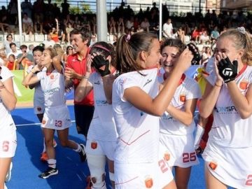 El equipo femenino celebra la victoria del trofeo europeo Sub-21