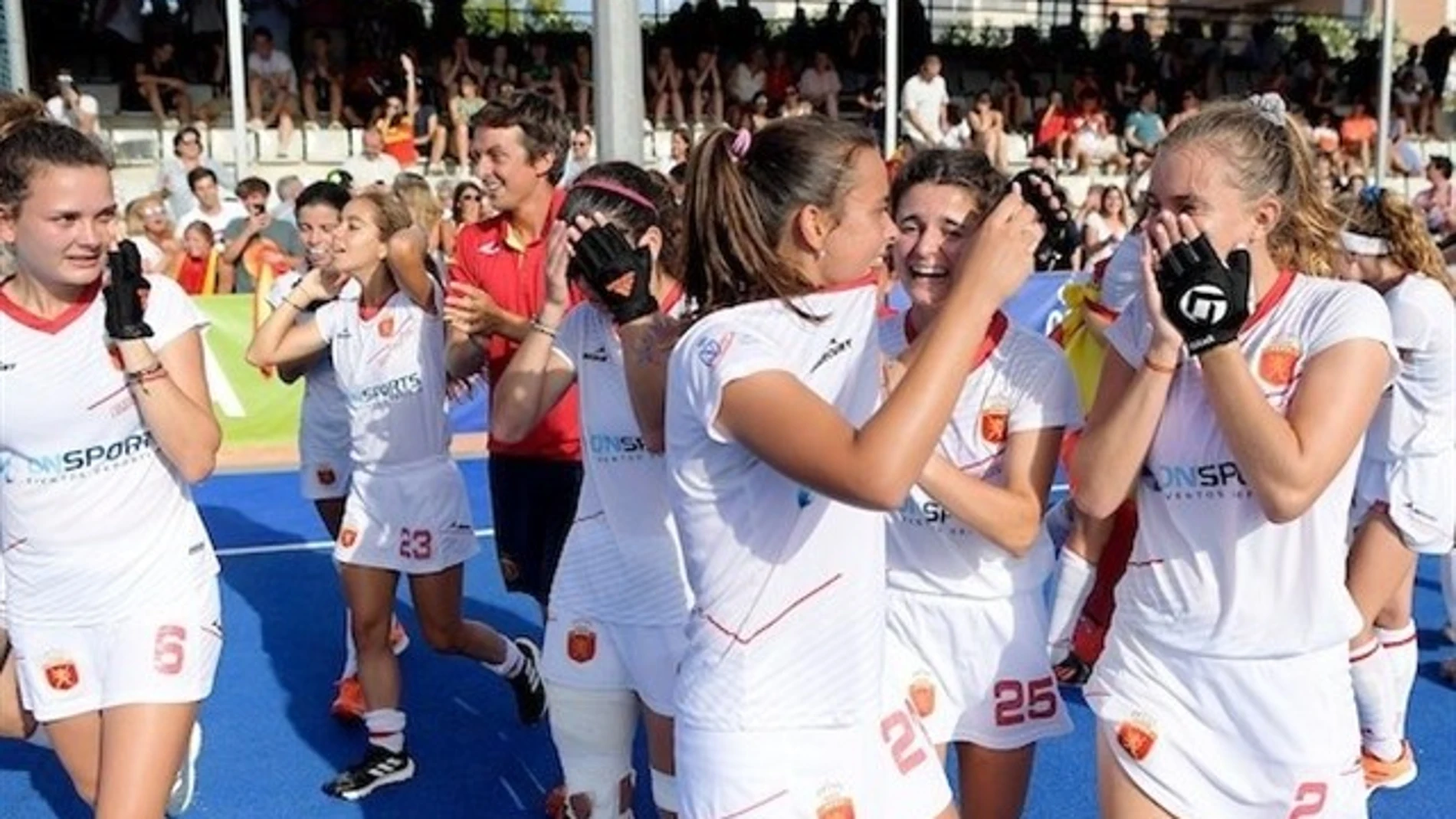 El equipo femenino celebra la victoria del trofeo europeo Sub-21 El equipo femenino celebra la victoria del trofeo europeo Sub-21