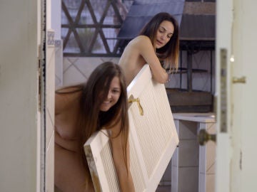 Marina y Desiré, desnudas y pegadas, en busca de algo para taparse: "Se me está viendo todo"
