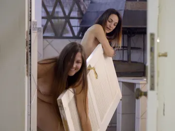 Marina y Desiré, desnudas y pegadas, en busca de algo para taparse: "Se me está viendo todo" Marina y Desiré, desnudas y pegadas, en busca de algo para taparse: "Se me está viendo todo"